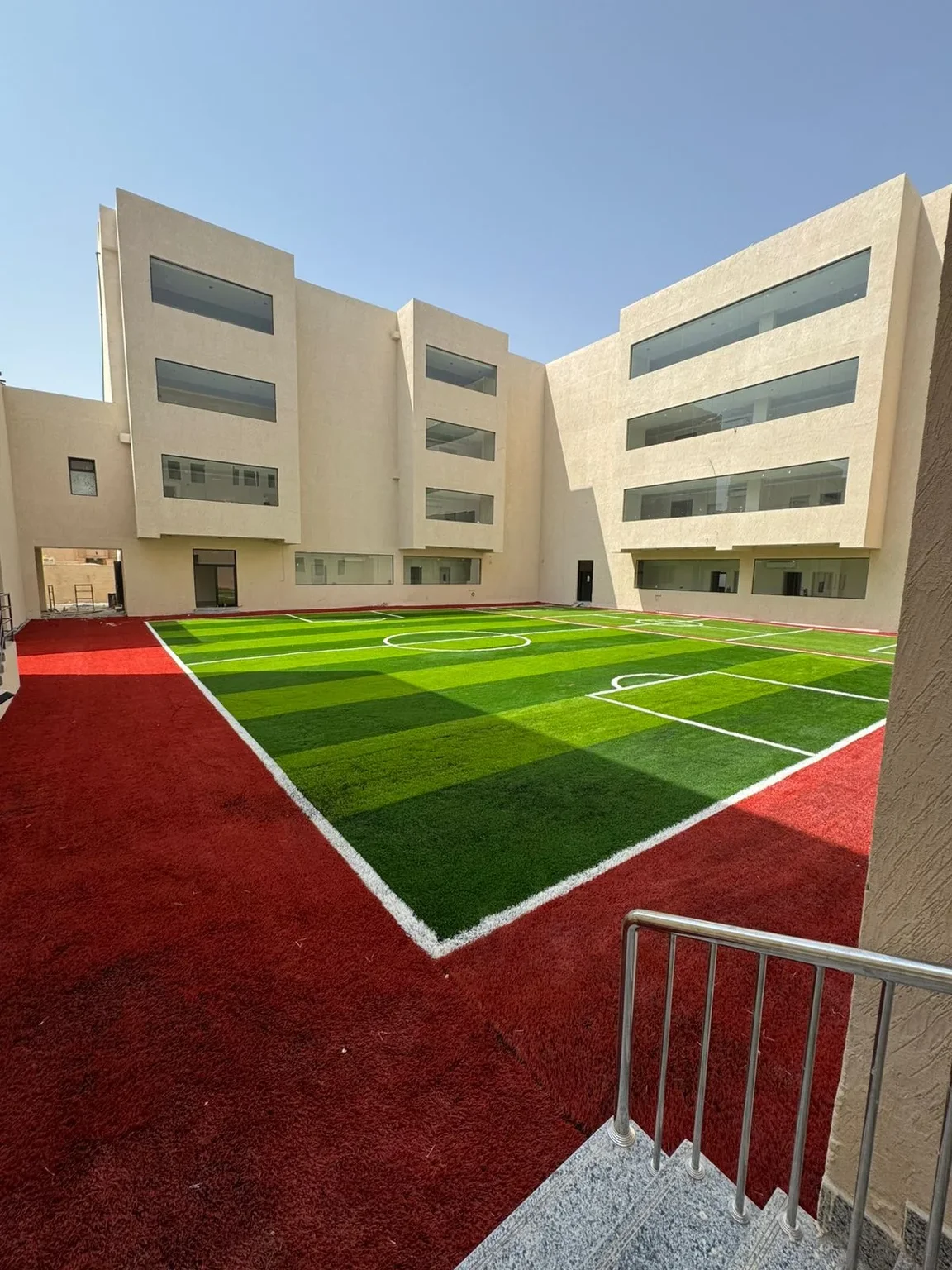 تجهيز ملاعب كرة القدم للمدارس